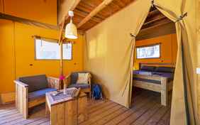 Sitzecke mit Blick in den Elternschlafbereich